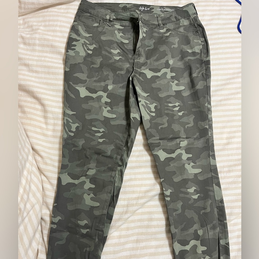 Style & co camo pants (never worn)